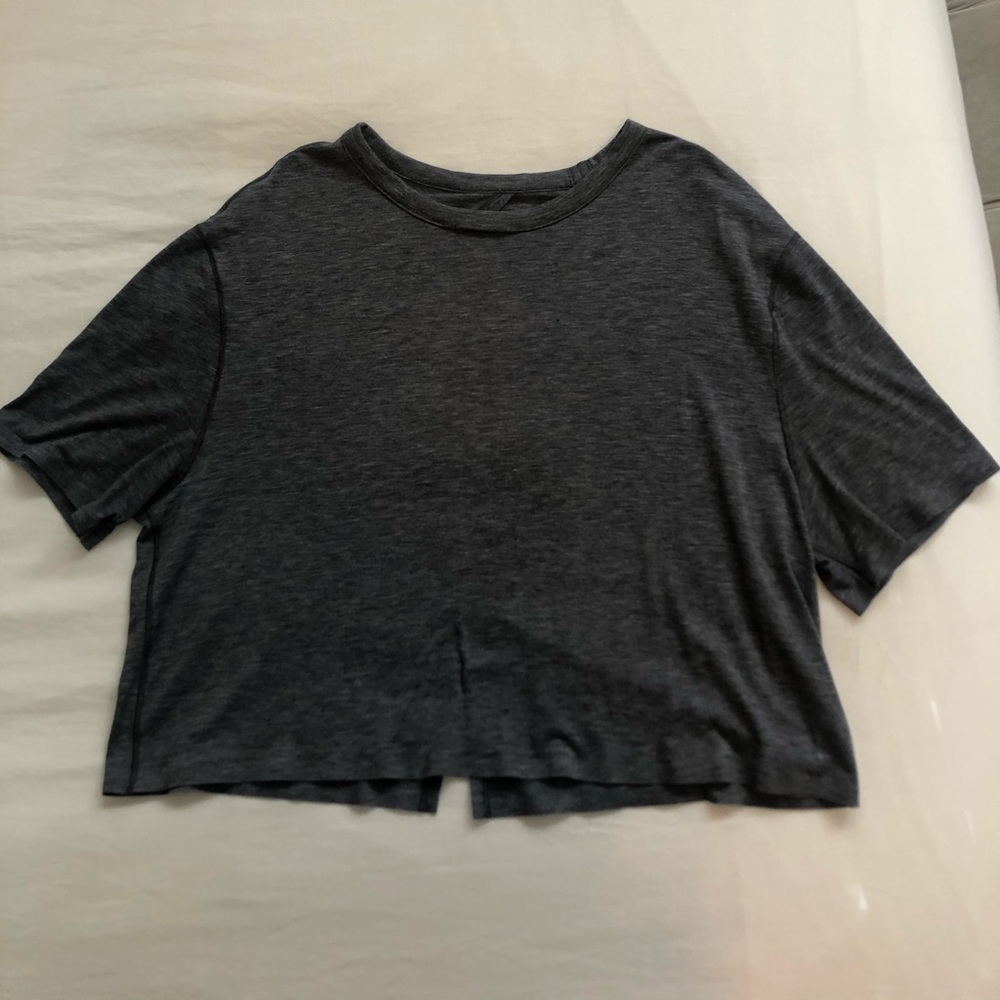 Lululemon cropped grey tee with back cut out sz 4